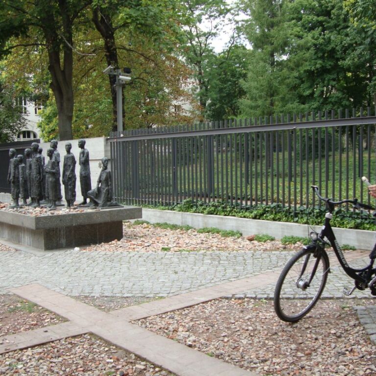 הגרמנים מכים על חטא בעזרת אנדרטאות