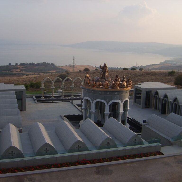 המקדש שבנו האוונגליסטים הצופה על הכנרת