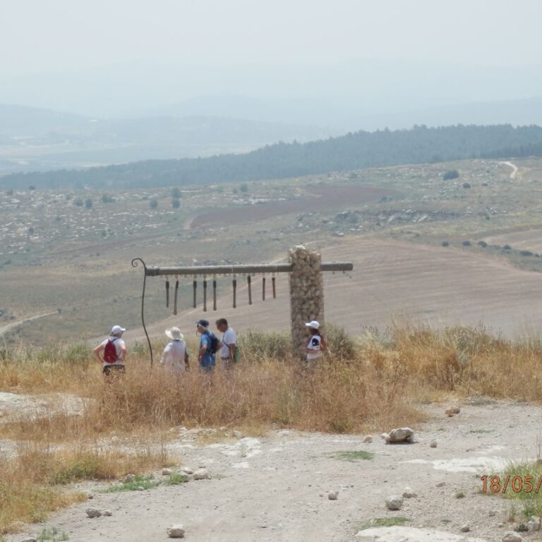 העמוד עם הלשונות התלויות