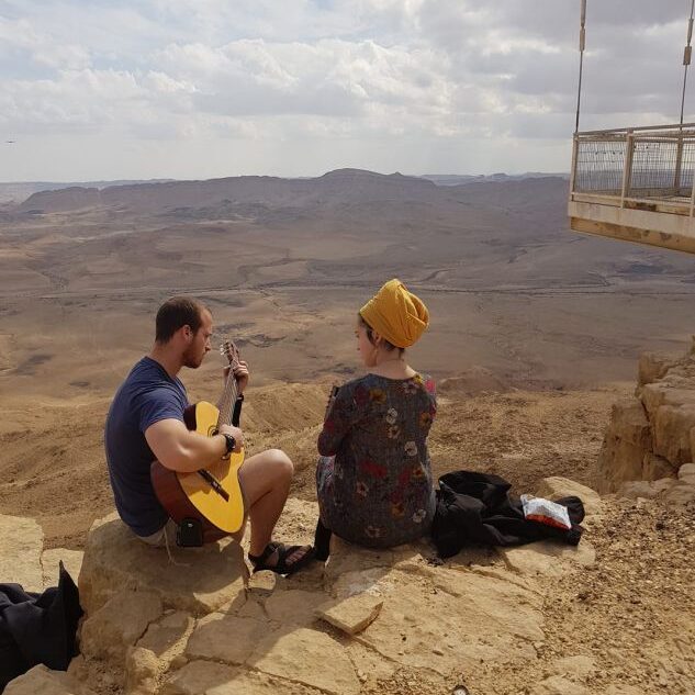 זוג מתמסר למוסיקה על פסגת מכתש רמון