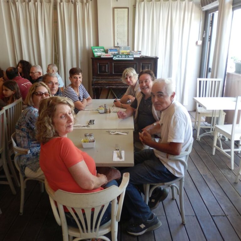 חבורת המטיילים במסעדה בזכרון