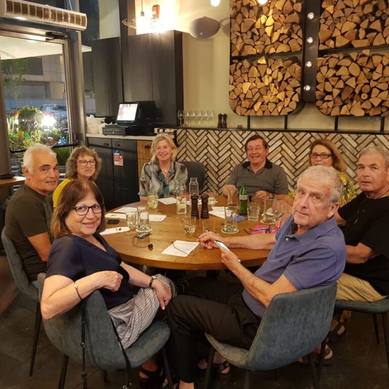 אנשי חבורת רמת הגולן חוגגים בתום טיול בצפון