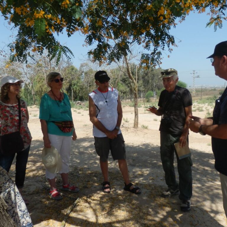 טיול עם החברים בהדרכתן של משה הרפז במוזיאון קיבוץ ניר עם ובאתר הזכרון של הצנחנים