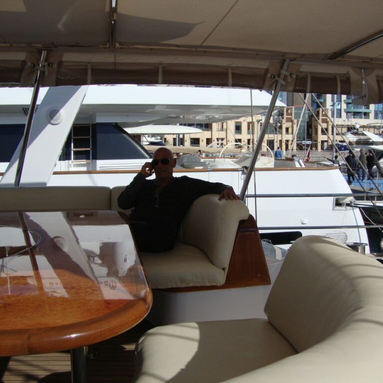 מוטי נינוח על היאכטה שלו