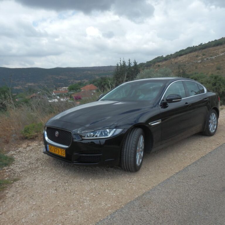 מטיילים בצפון על כביש המערכת