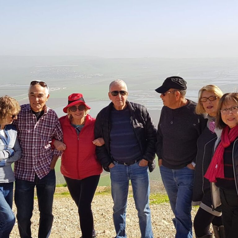 עם חברים בגלבוע ביום חורפי אביבי