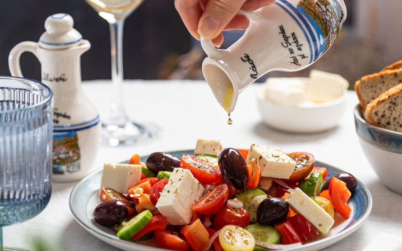יוון - גבינת פטה, ירקות אורגניים טריים, זיתי קלמטה, שמן זית, אורגנו