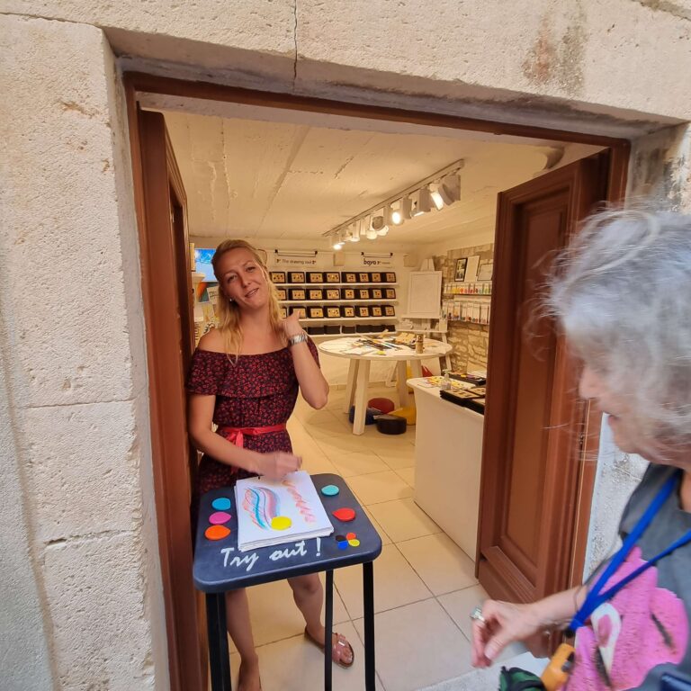 מוכרת קורלים בסימטאות האי חוואר הקרואטי ט