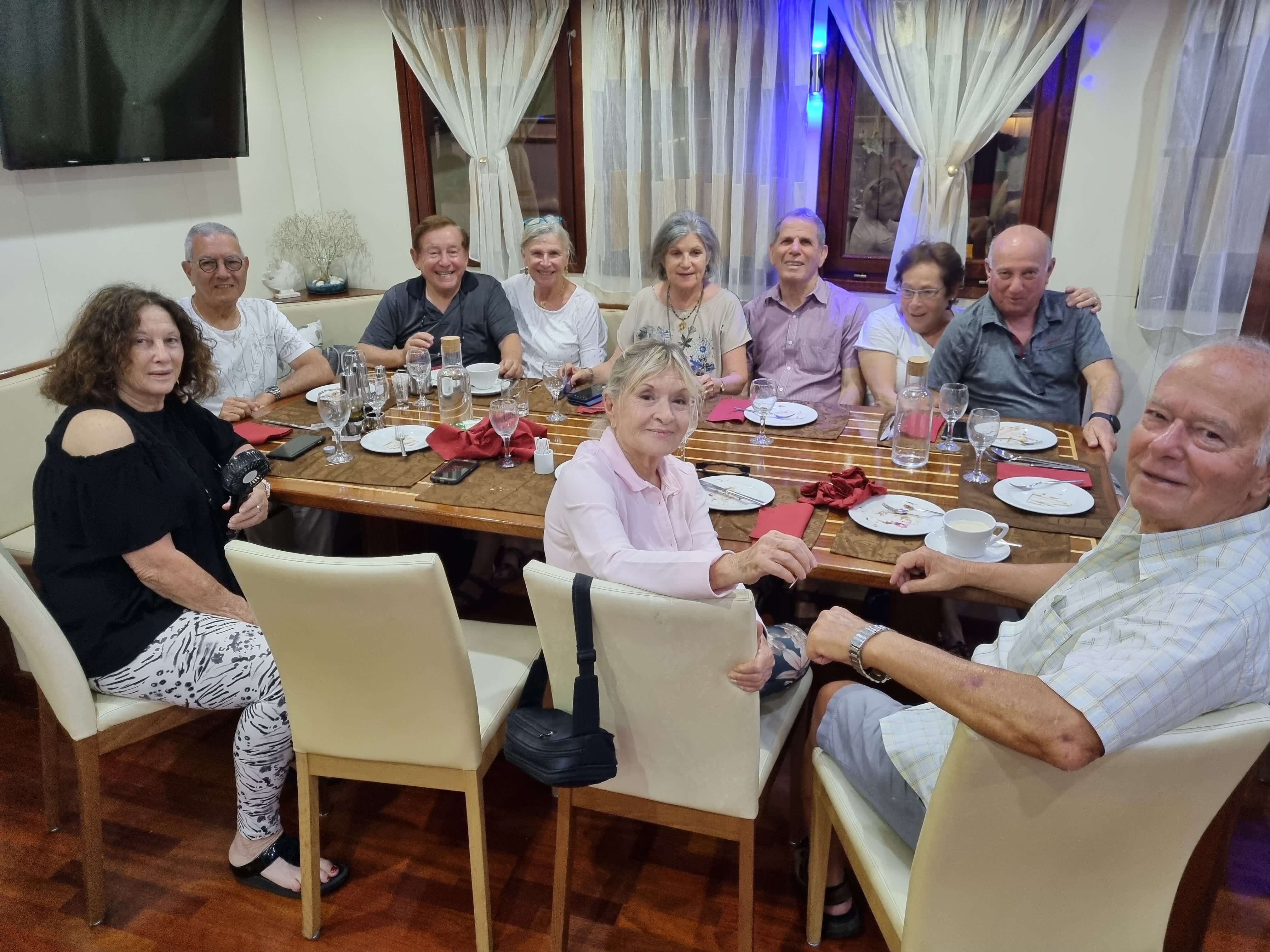 ארוחה קבוצתית על היאכטה בטיול קרוז בים האדריאטי איי קרואטיה