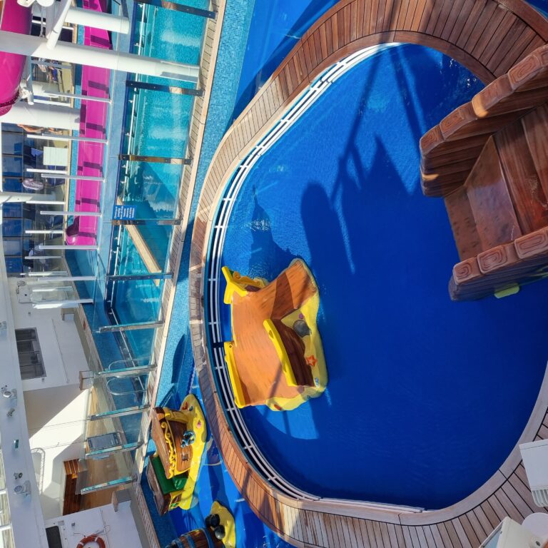 בריכה באוניה