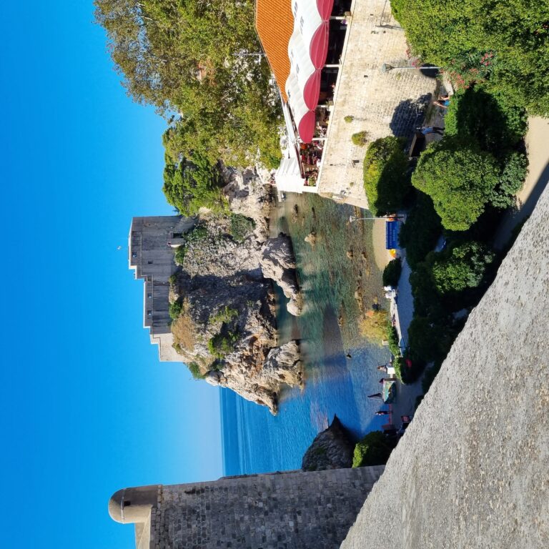 מבט מעל חומותיה של העיר דוברובניק בקרואטיה