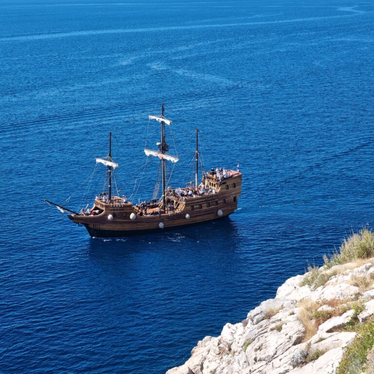 ספינת שודדים מהעבר בנמל דוברובניק