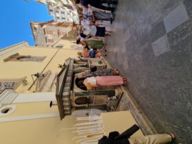 נשים בקורפו מדליקות נרות על קברי קדושים מקומיים ממש כמו אצלנו