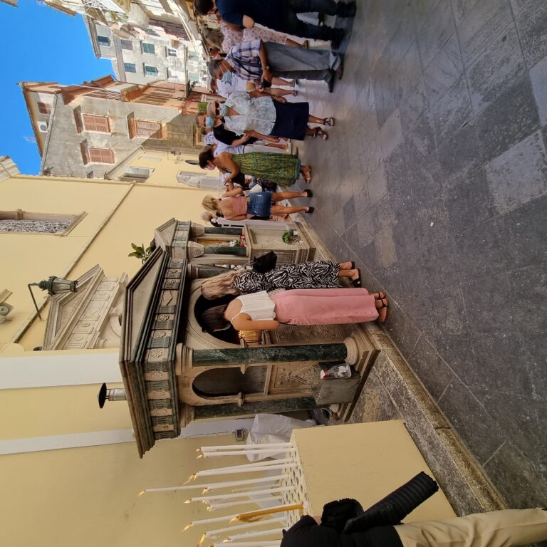 נשים בקורפו מדליקות נרות על קברי קדושים מקומיים ממש כמו אצלנו