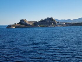 מצודת העיר קורפו שהגנה עליה מהתקפות אויבים במשך הדורות