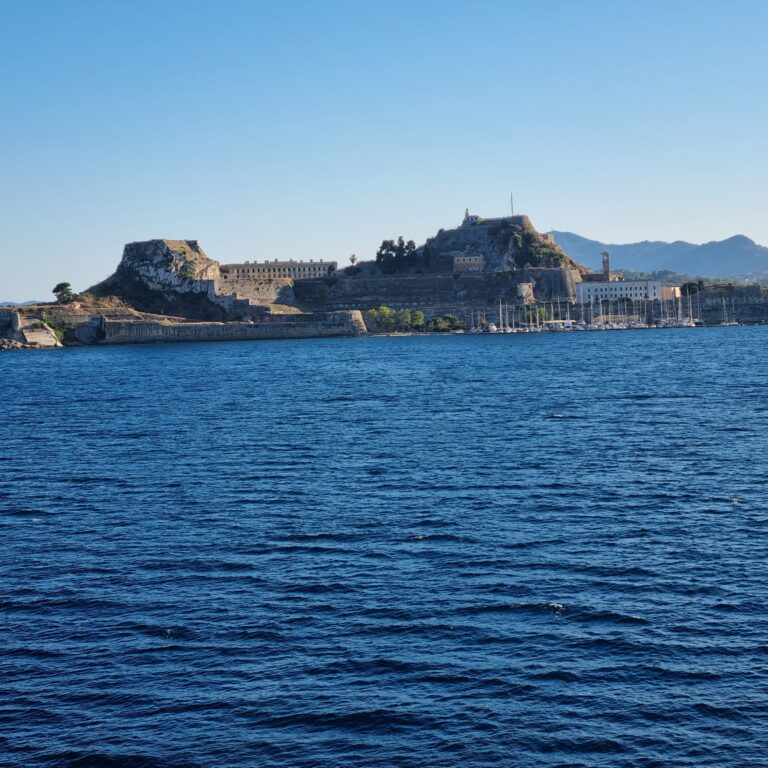 מצודת העיר קורפו שהגנה עליה מהתקפות אויבים במשך הדורות