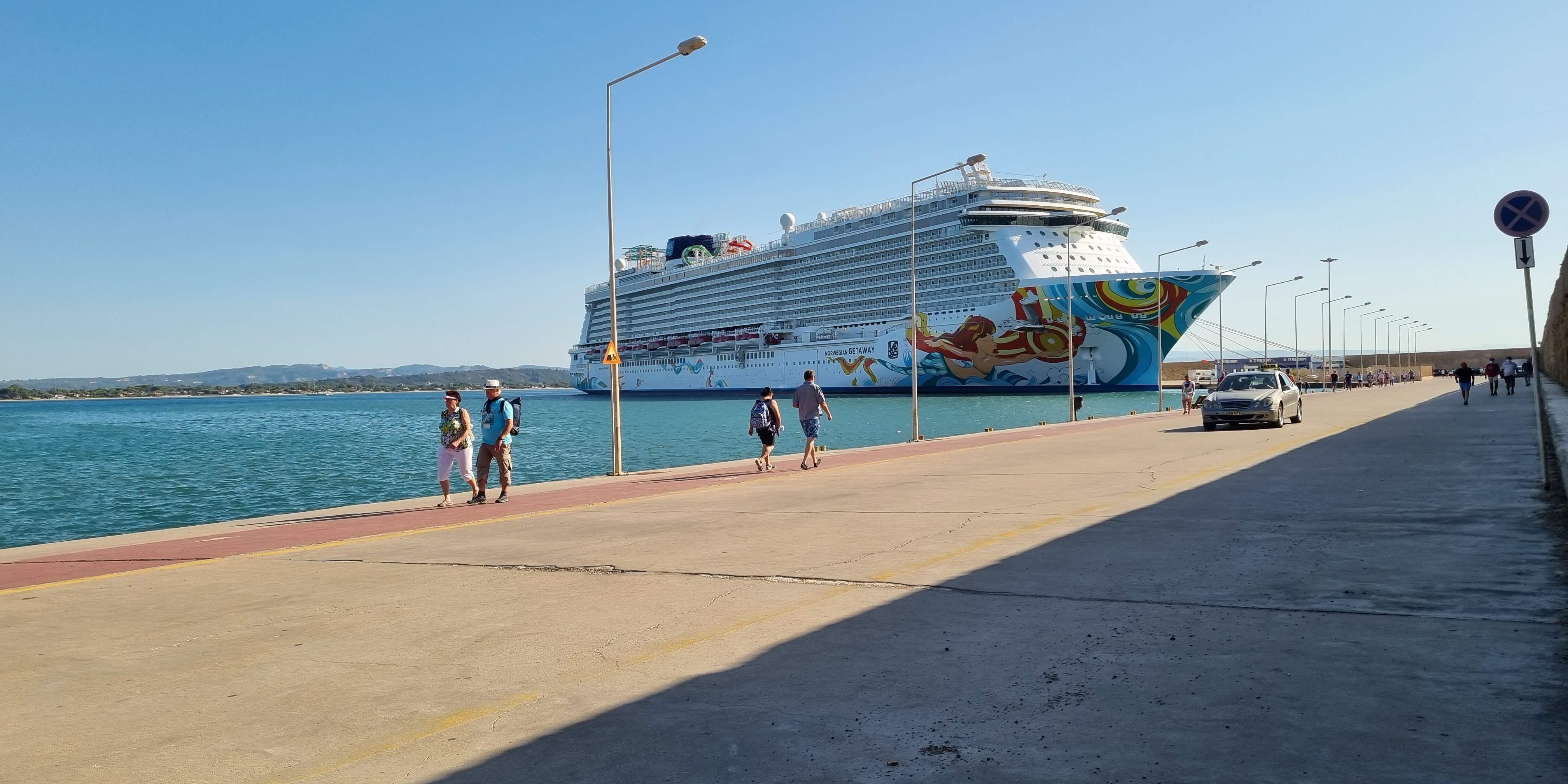 מעגן הספינה בחופה של פיראוס , נמלה של אתונה מעגן הספינה בחופה של פיראוס , נמלה של אתונה