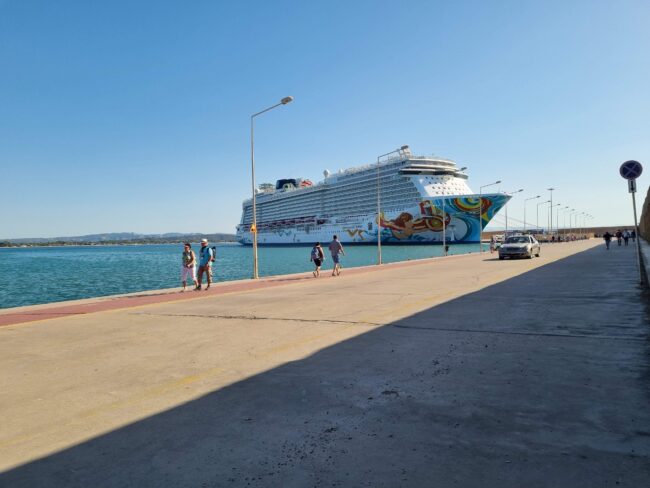 מעגן הספינה בחופה של פיראוס , נמלה של אתונה