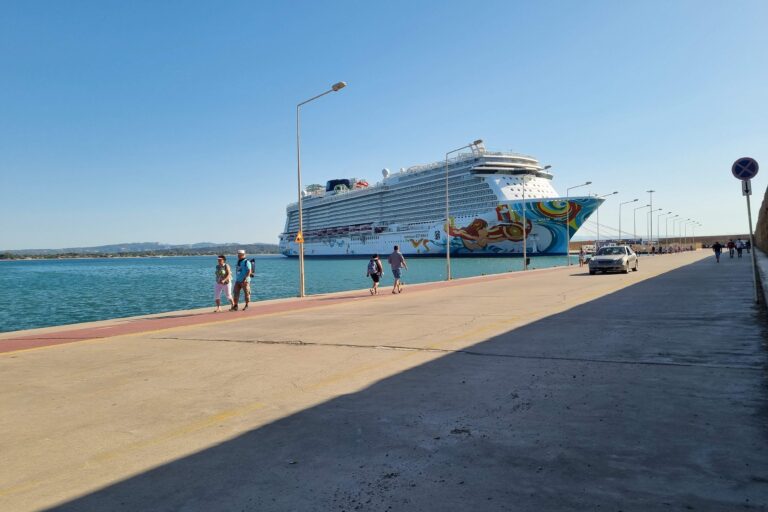 מעגן הספינה בחופה של פיראוס , נמלה של אתונה