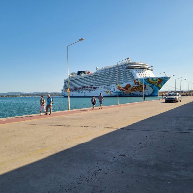 מעגן הספינה בחופה של פיראוס , נמלה של אתונה