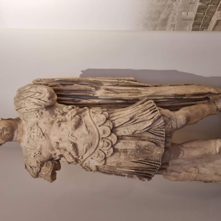 פסלו של טיטוס במוזיאון באולימפיה , הקיסר שהחריב את בית מקדשנו