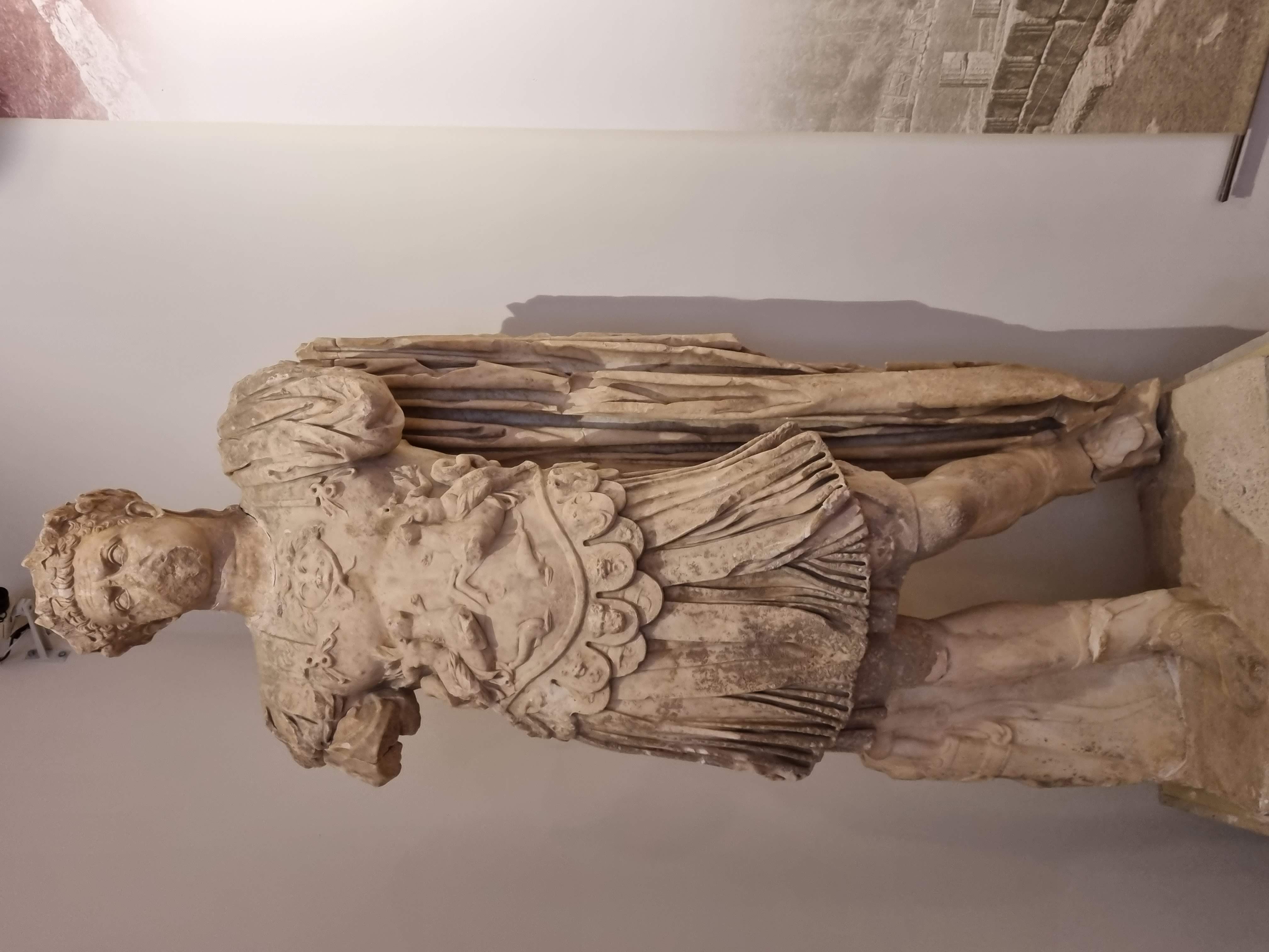 פסלו של טיטוס במוזיאון באולימפיה , הקיסר שהחריב את בית מקדשנו