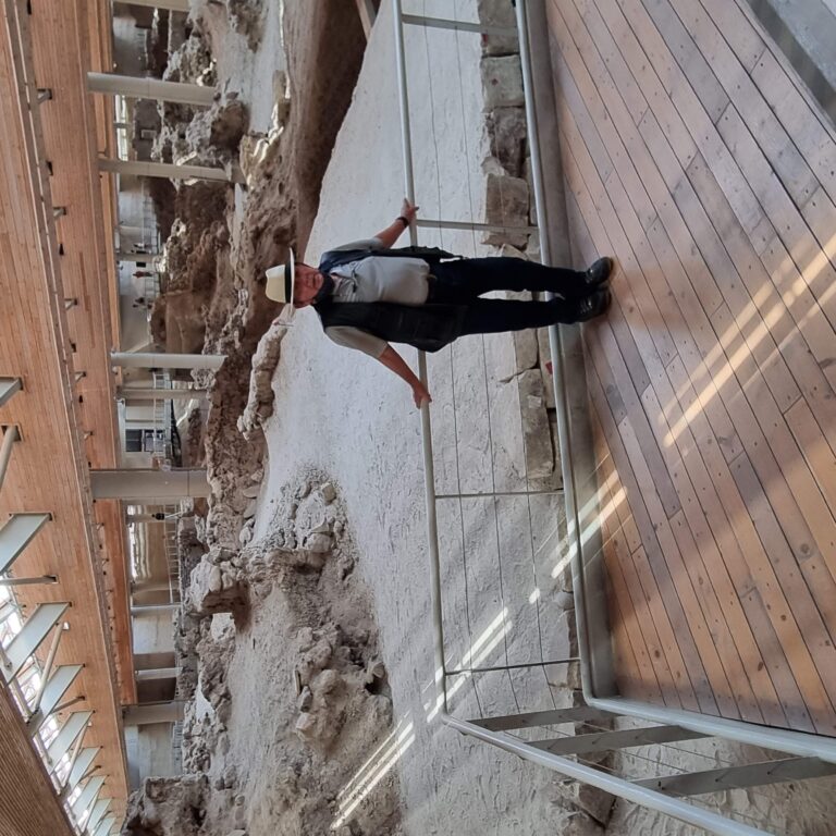 אקרוטירי שהיה לה מערכת ביוב ובתי מידות ומיים חמים וקרים כבר לפני 3500 שנים