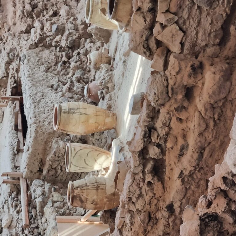 העיר אקרוטירי בת 3500 שנים שבה נתגלה אורח החיים המדהים של תושביה