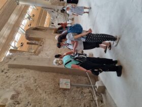 רחובותיה של העיר אקרוטירי שנחשפה באי סנטוריני