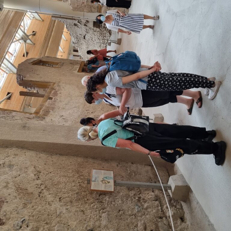 רחובותיה של העיר אקרוטירי שנחשפה באי סנטוריני