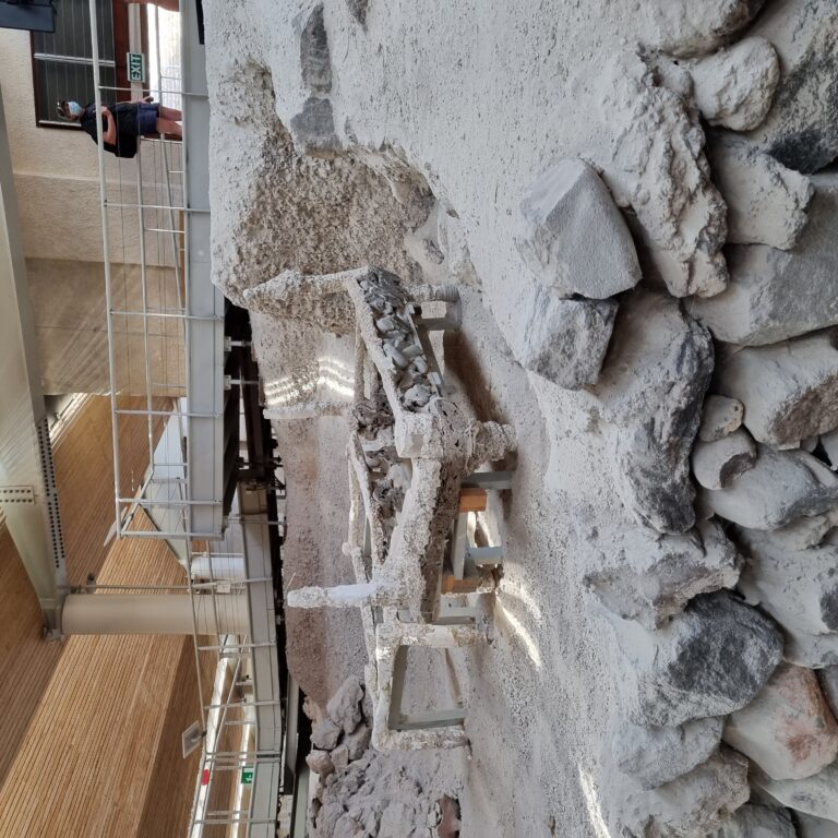 מיטות מחדרי שינה בעיר אקרוטירי שנחרבה לפני 3500 שנים