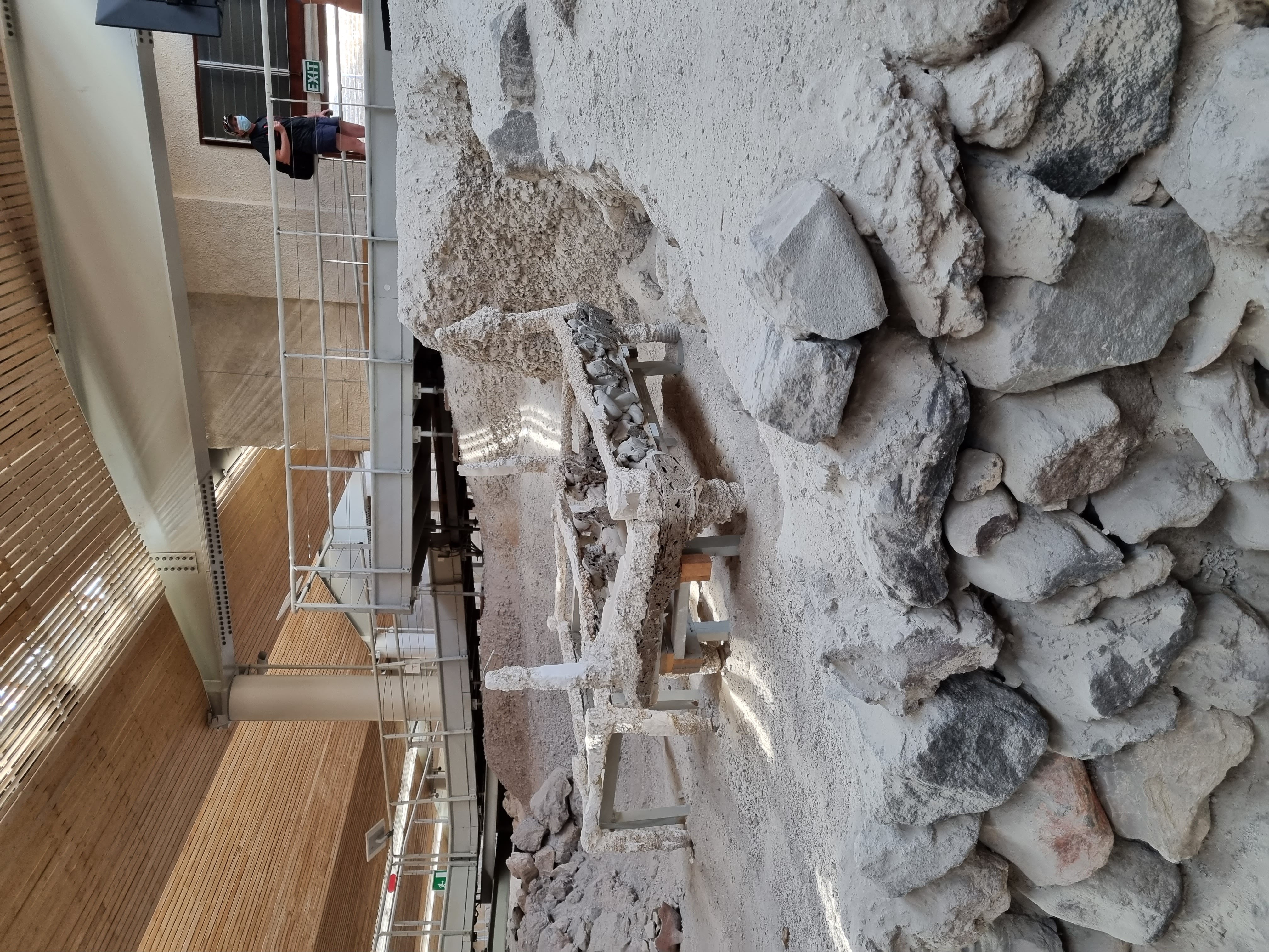 מיטות מחדרי שינה בעיר אקרוטירי שנחרבה לפני 3500 שנים