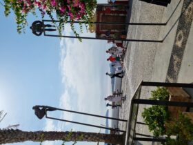 פסלים משקיפים על הטיילת של האי סנטוריני