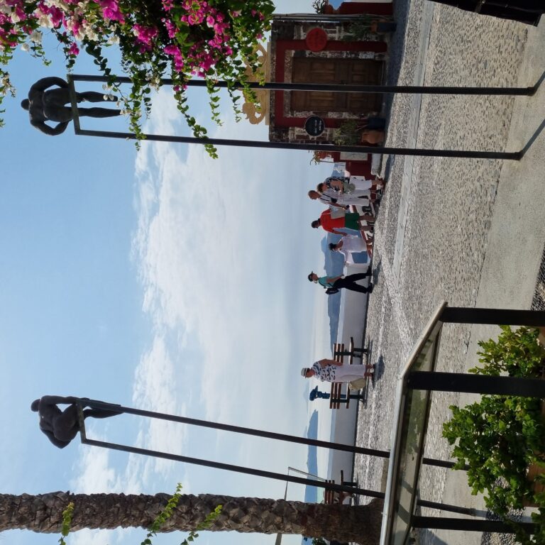 פסלים משקיפים על הטיילת של האי סנטוריני