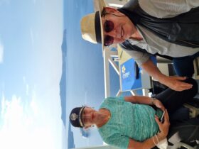 הנאה צרופה בבית קפה המשקיף על הים מהצוק בפסגת סנטוריני