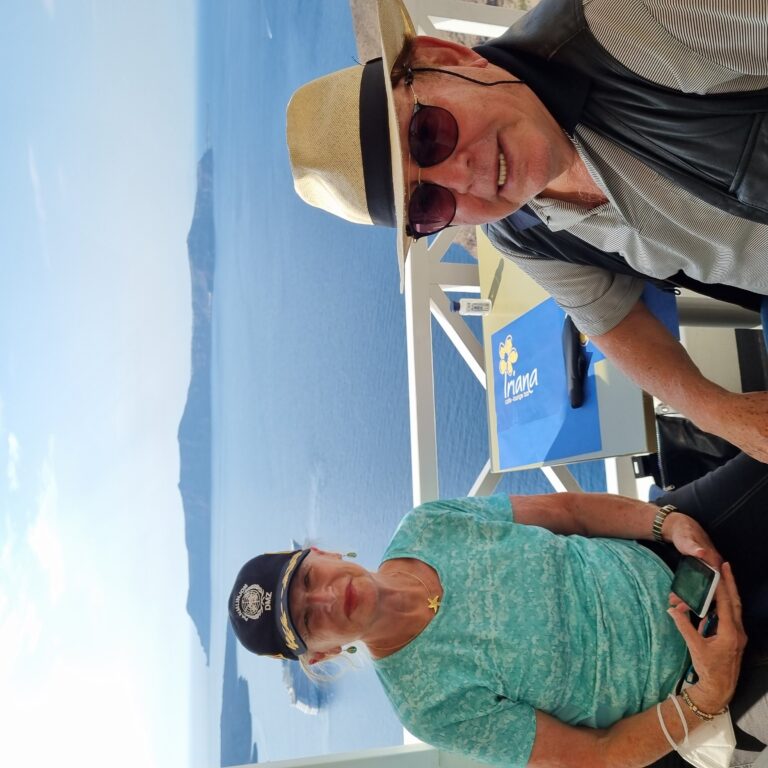 הנאה צרופה בבית קפה המשקיף על הים מהצוק בפסגת סנטוריני