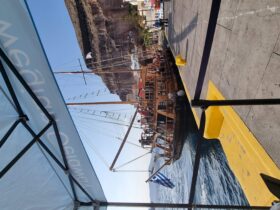 רפליקה של ספינה עתיקה מפליגה מסביב לאי סנטוריני