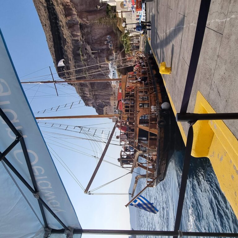 רפליקה של ספינה עתיקה מפליגה מסביב לאי סנטוריני