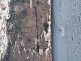 הכביש המתפתל העולה מהנמל אל פסגת הצוק של האי סנטוריני