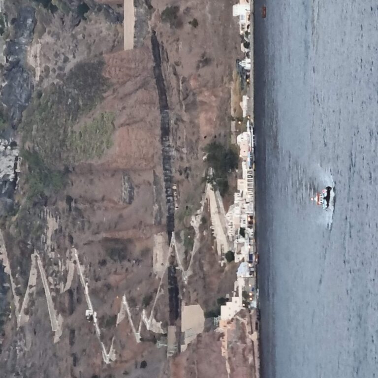 הכביש המתפתל העולה מהנמל אל פסגת הצוק של האי סנטוריני