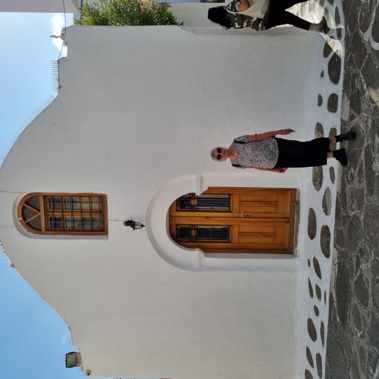 מהבתים הייחודים של האי מיקונוס שהמבוך של רחובותיו נועד להביך את שודדי הים שנהגו לתקוף את האי