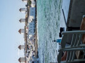 מראה מבית קפה ב"וונציה הקטנה" על טחנות הרוח של האי מיקונוס