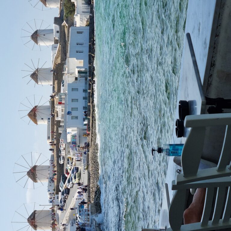 מראה מבית קפה ב"וונציה הקטנה" על טחנות הרוח של האי מיקונוס