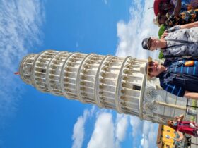 שומרים על המגדל הנטוי בפיזה שלא יתמוטט