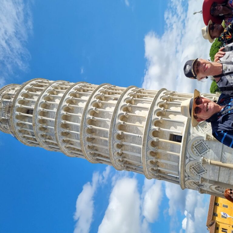 שומרים על המגדל הנטוי בפיזה שלא יתמוטט