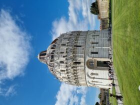 בנין הטבילה בפיזה שבניגוד למגדל שלידו לא שקע באדמה