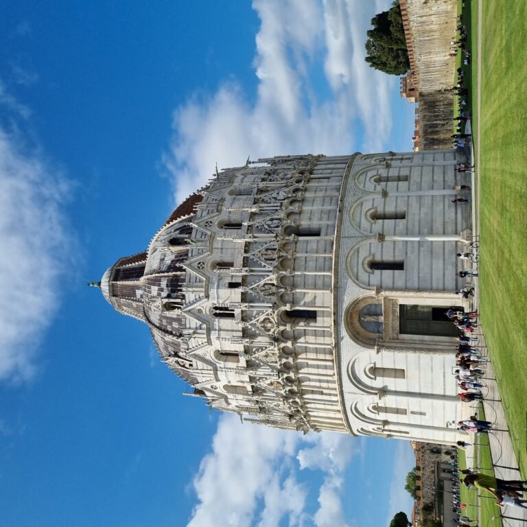 בנין הטבילה בפיזה שבניגוד למגדל שלידו לא שקע באדמה