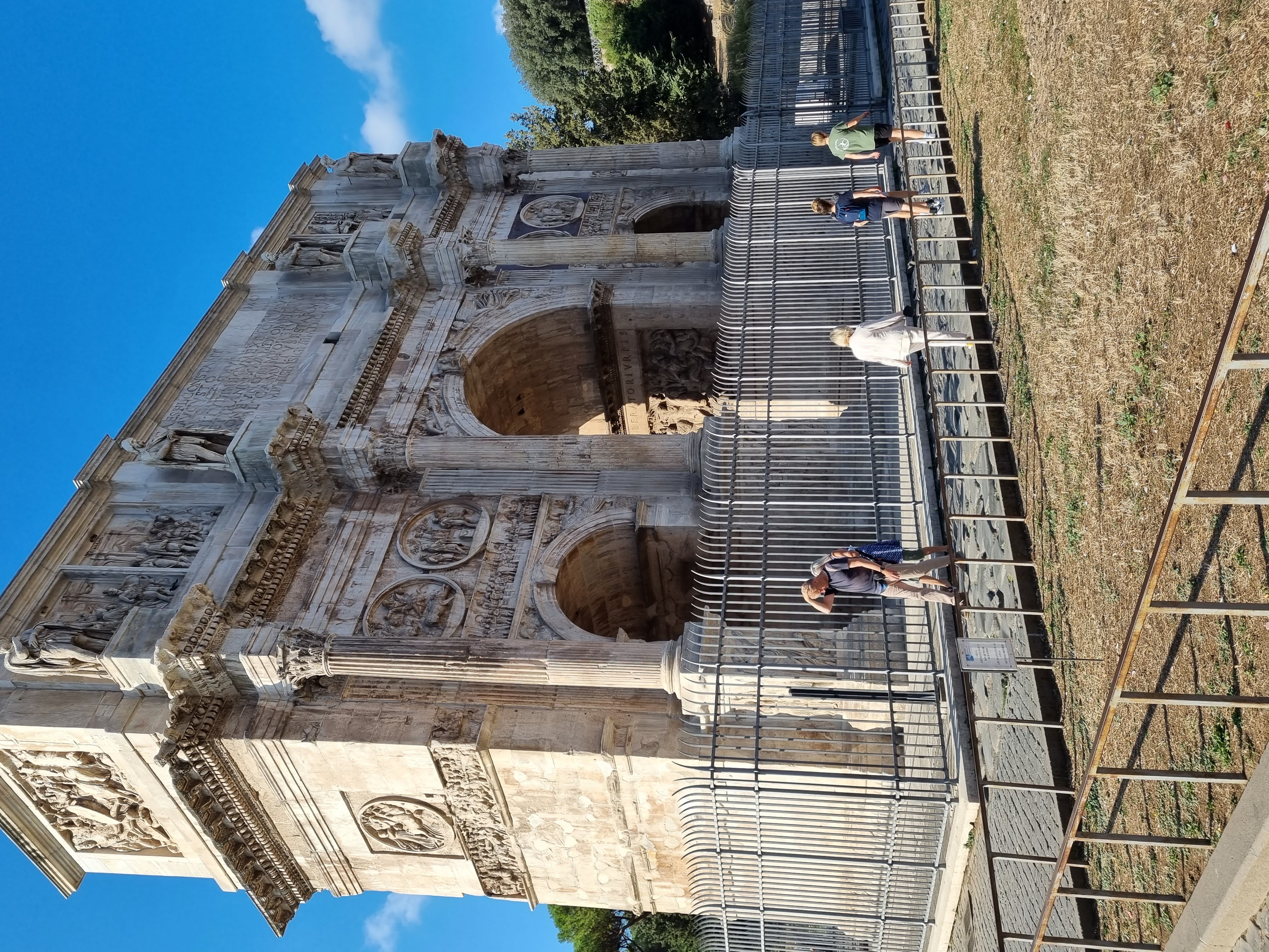 שער הצורר טיטוס שנבנה לזכר הנצחון על מורדי יהודה וחורבן בית המקדש