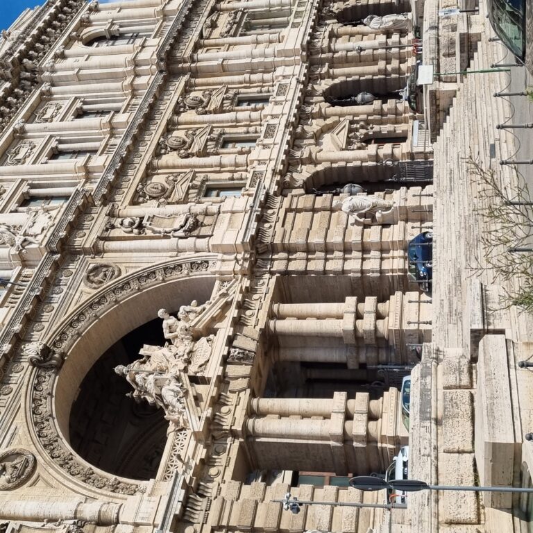 מארמונות המימשל המרשימים של העיר רומא