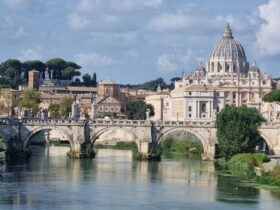 מבנה הוותיקן כפי שהוא נשקף מגשר נהר הטיבר המפורסם